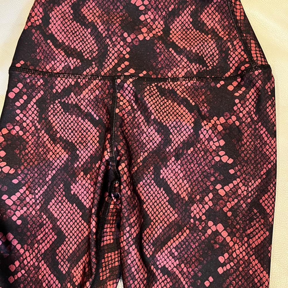 NWOT Super High Waist Snakeskin Print Ankle Length Legging